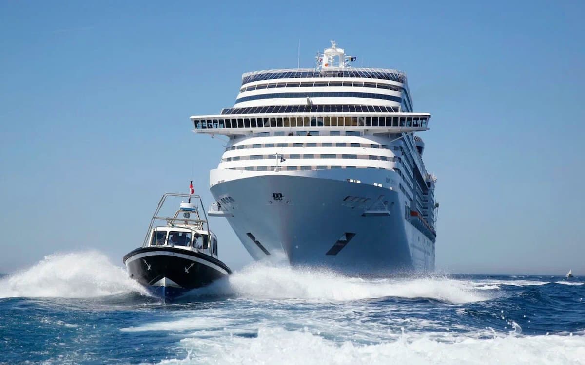 Морской лайнер и буксир