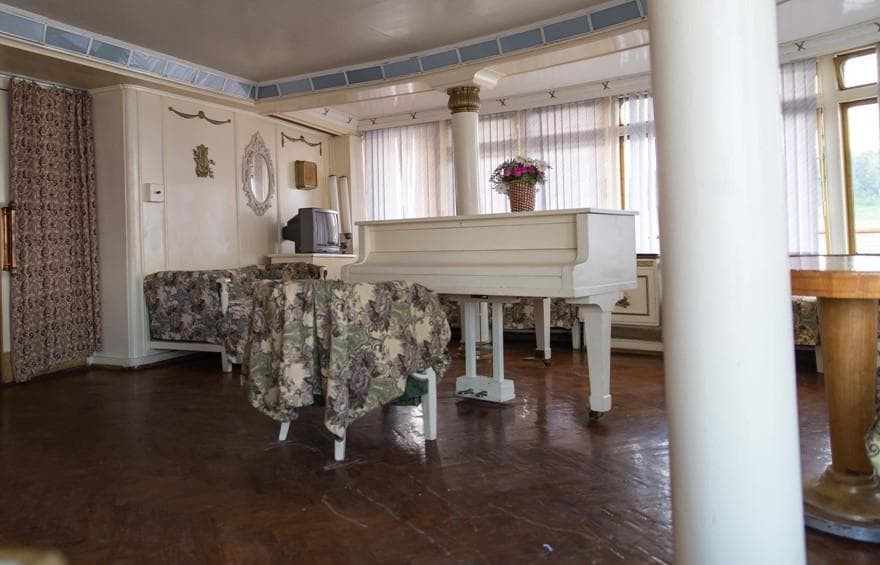 Читальный салон  Теплохода А. Матросов