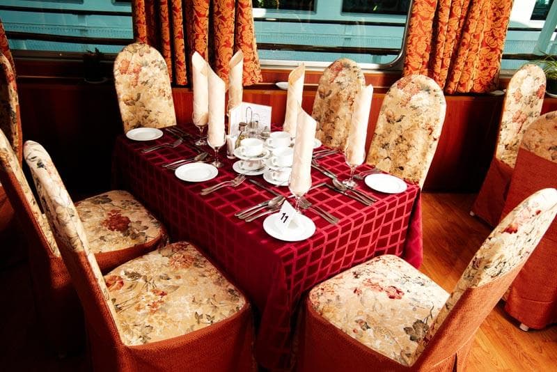 Ресторан на средней палубе Теплохода Андрей Рублев