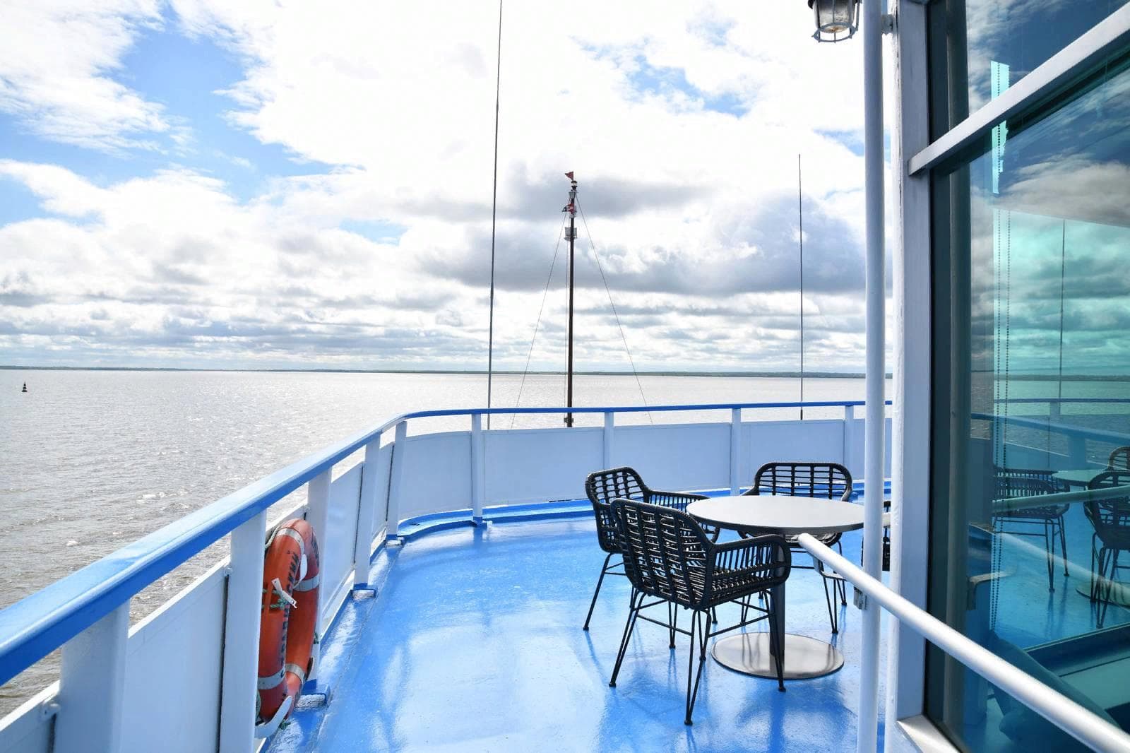 Терраса у бара Панорама Теплохода Игорь Стравинский