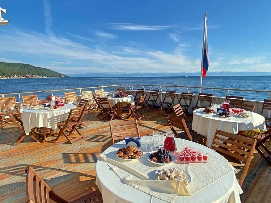 Зона отдыха на верхней палубе Теплохода Империя