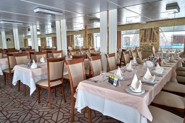 Ресторан на средней палубе Теплохода А.С. Пушкин