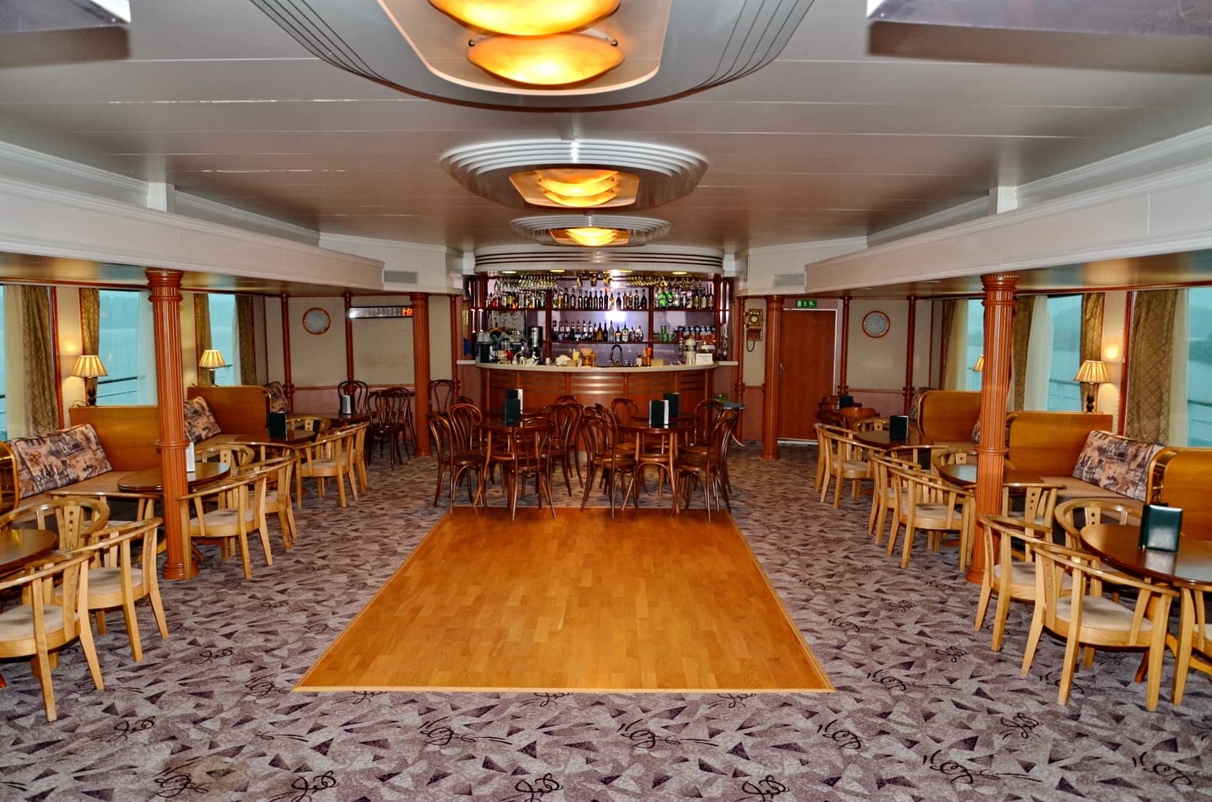 Бар на солнечной палубе  Теплохода Волга Стар