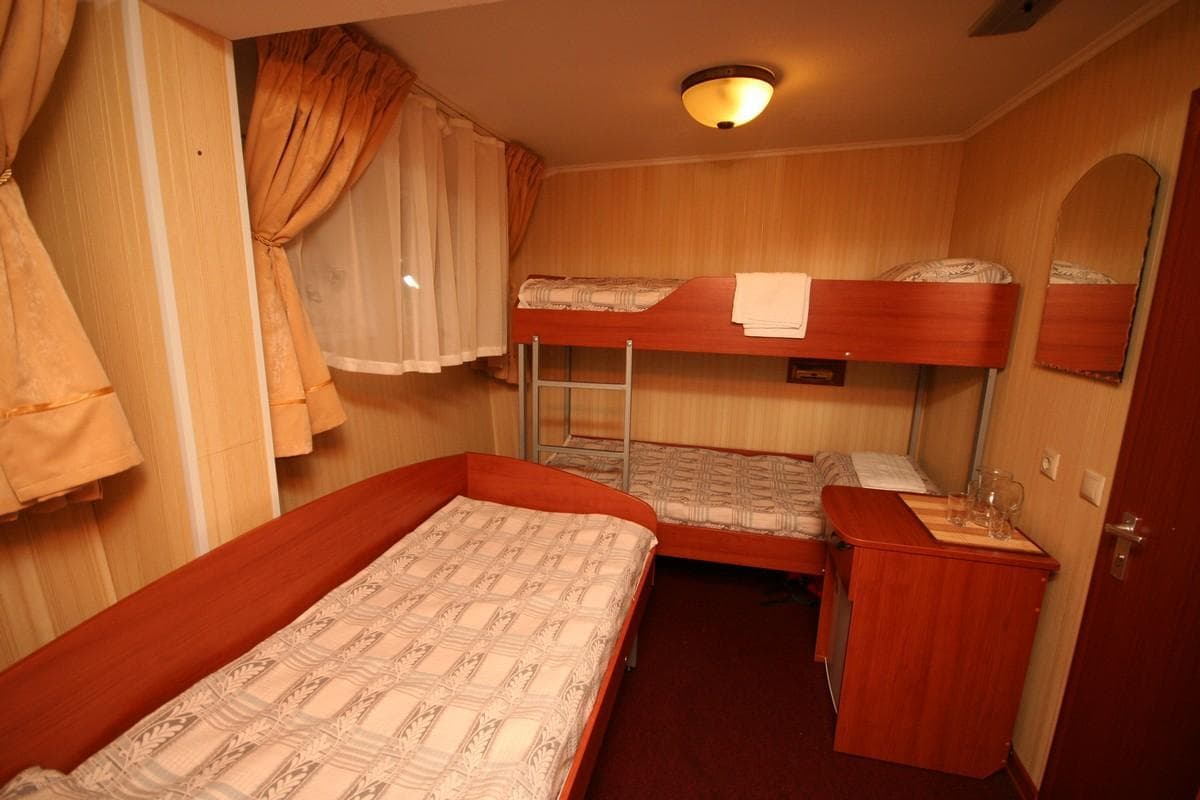 Трехместная двухъярусная каюта Теплохода Хирург Разумовский