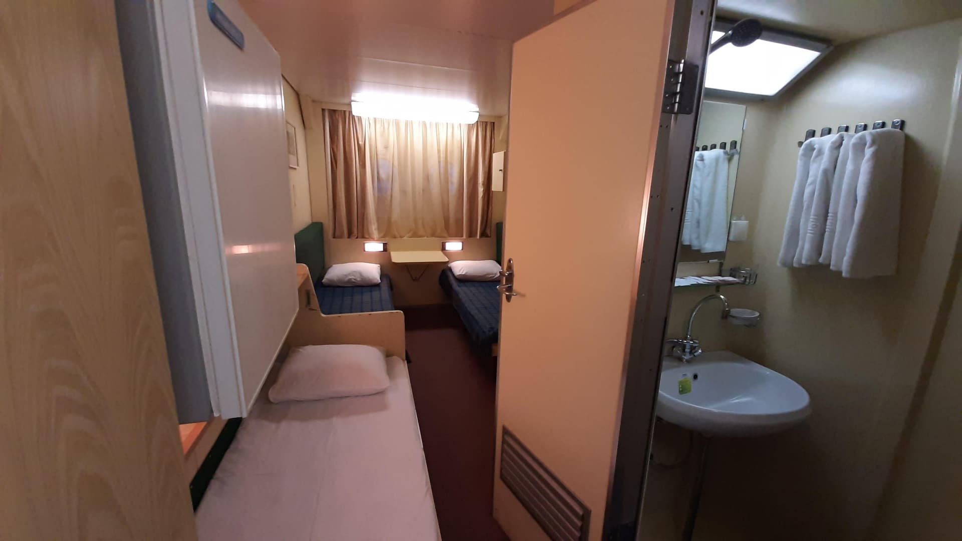 Трехместная одноярусная каюта Теплохода Владимир Маяковский