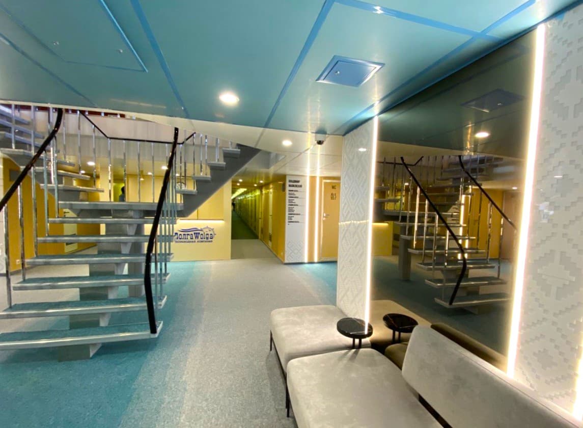 Холл и рецепция Теплохода Владимир Маяковский