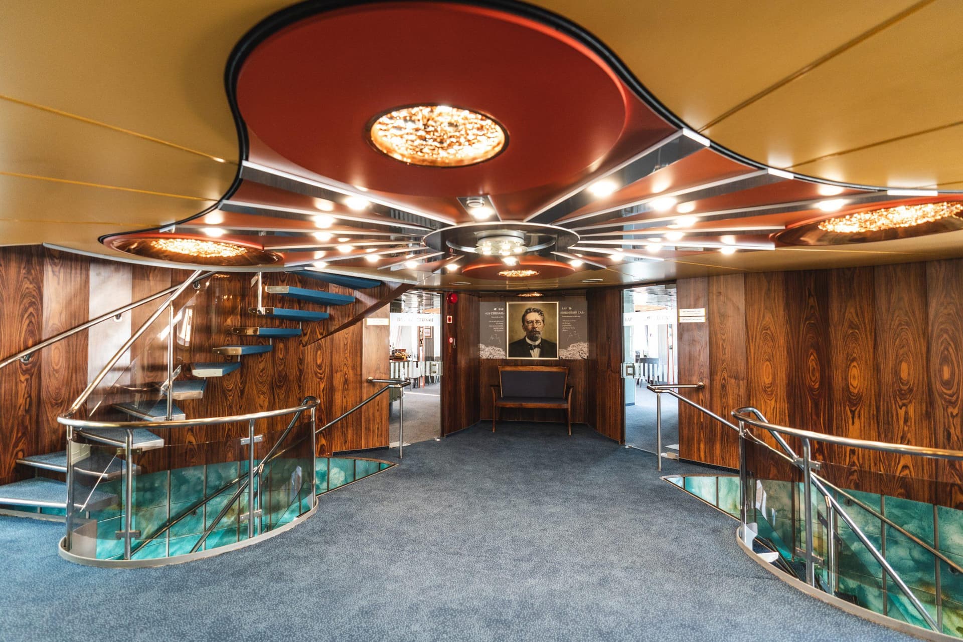 Холл у бара Теплохода Антон Чехов