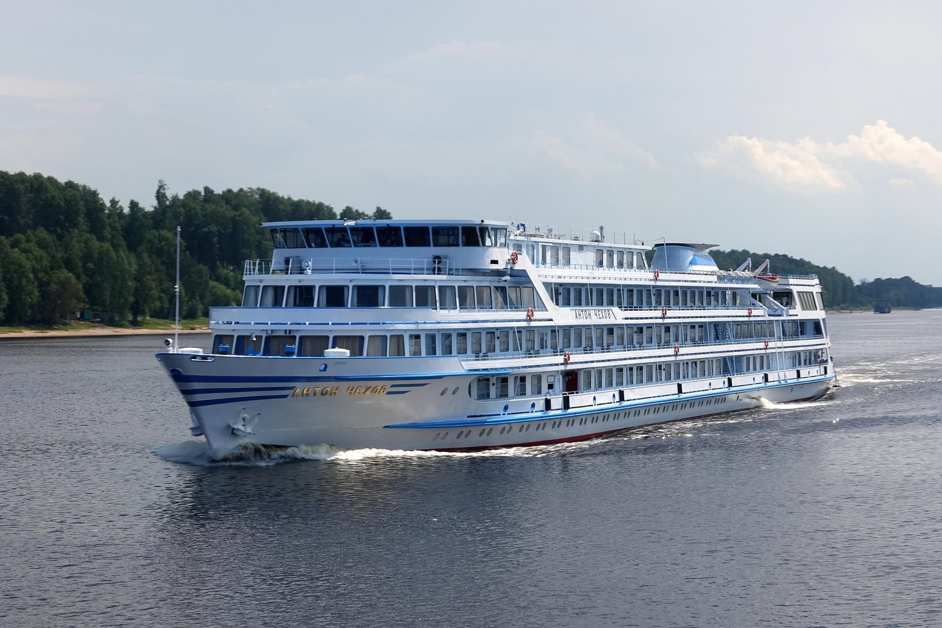 Теплоход Антон Чехов