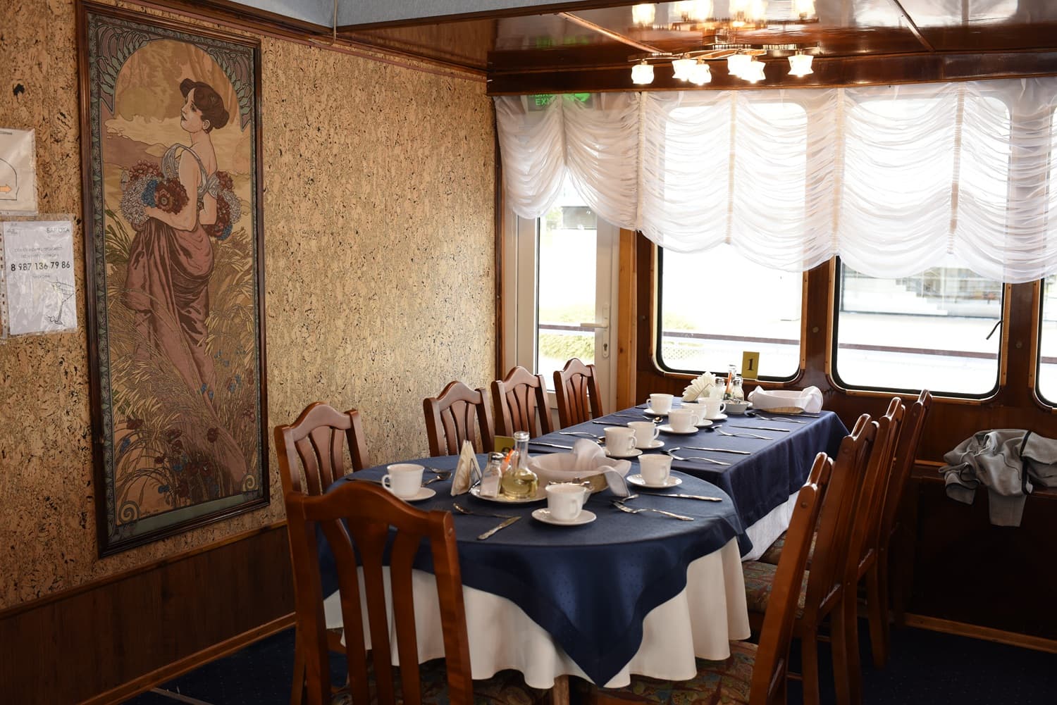 Ресторан на средней палубе  Теплохода Бородино