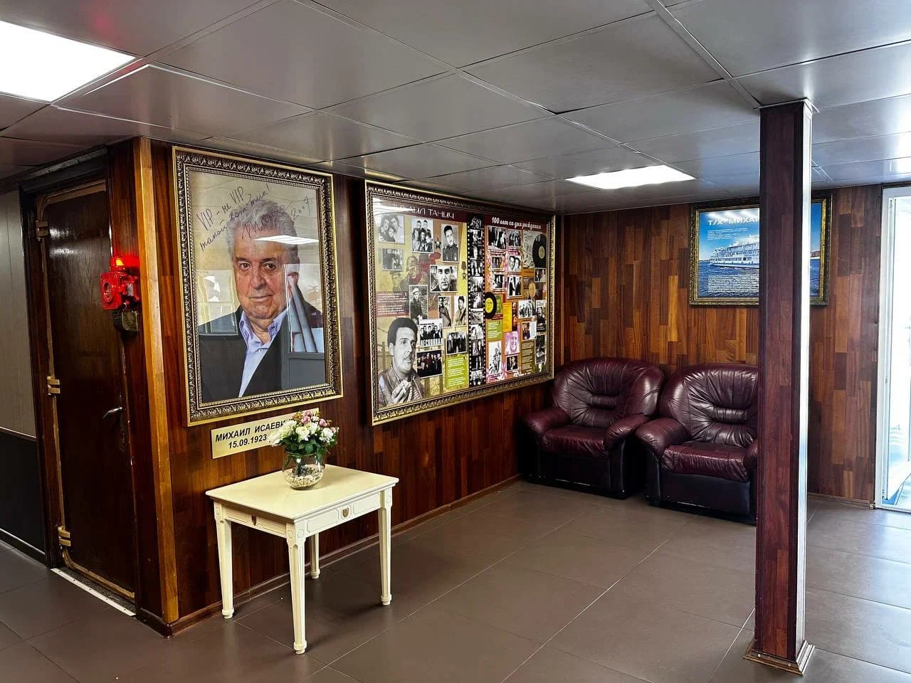 Зона отдыха на главной палубе Теплохода Михаил Танич