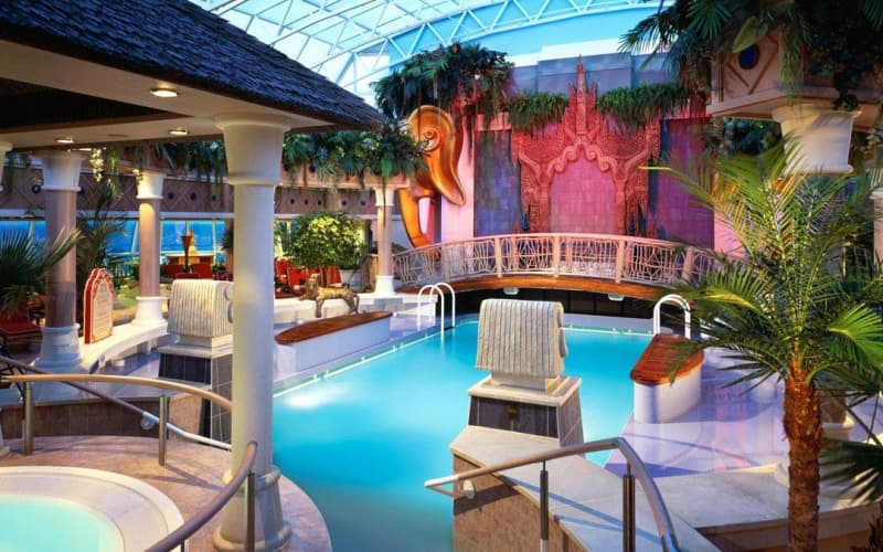 Зона с крытым бассейном Лайнера Serenade of the Seas