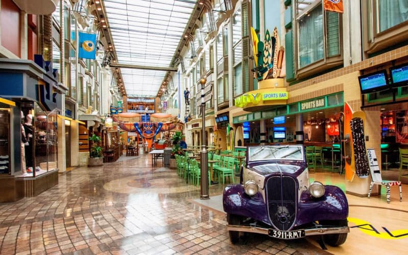 Прогулочная зона Лайнера Adventure of the Seas