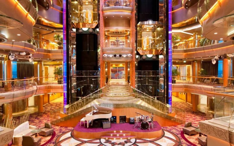 Музыкальный салон  Лайнера Grandeur of the Seas