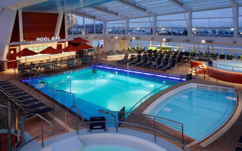 Закрый бассейн и бар Лайнера Ovation of The Seas