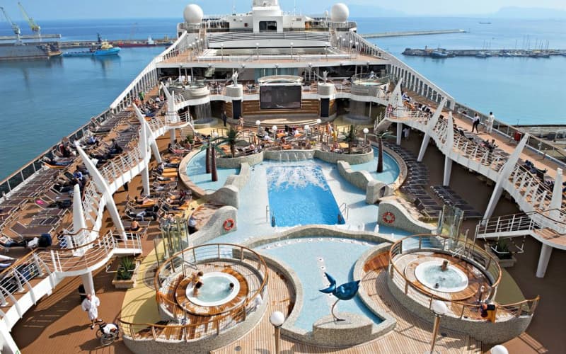 Бассейн и джакузи на солнечной палубе Лайнера MSC Fantasia