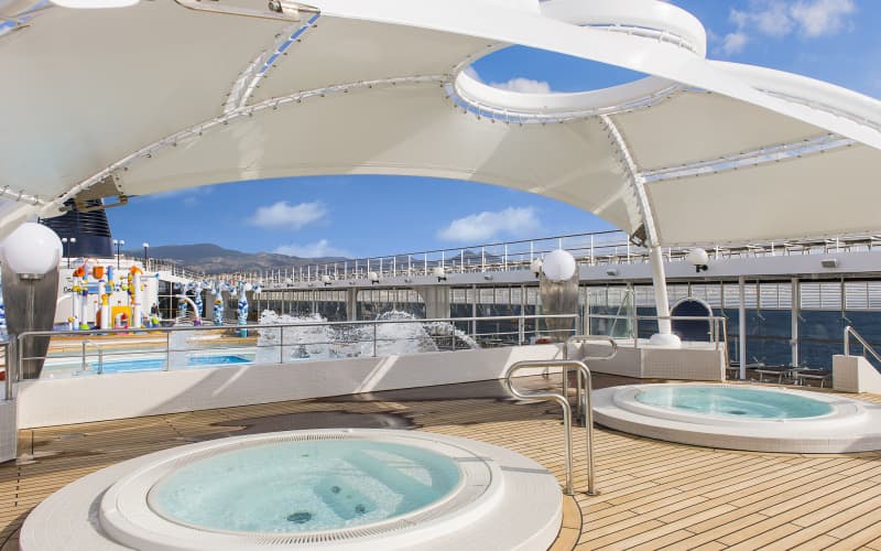 Джакузи на солнечной палубе Лайнера MSC Lirica