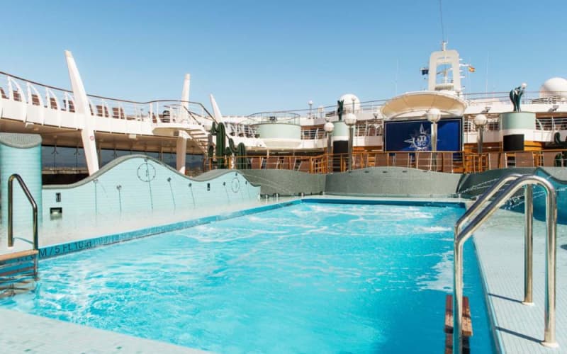 Бассейн и джакузи на открытой палубе Лайнера MSC Preziosa