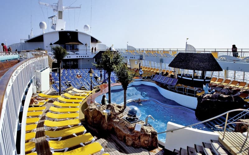 Бассейн на верхней палубе Лайнера Celestyal Discovery