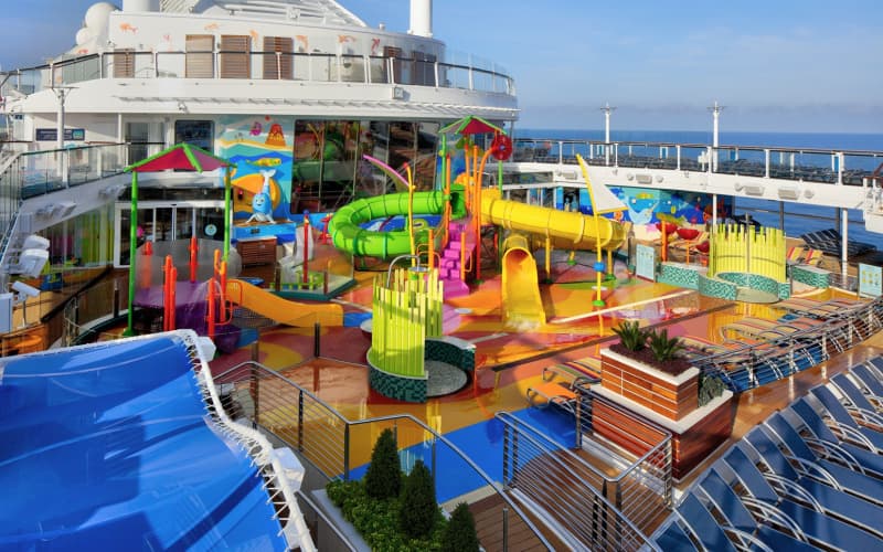 Водные горки на солнечной палубе Лайнера Spectrum of the Seas