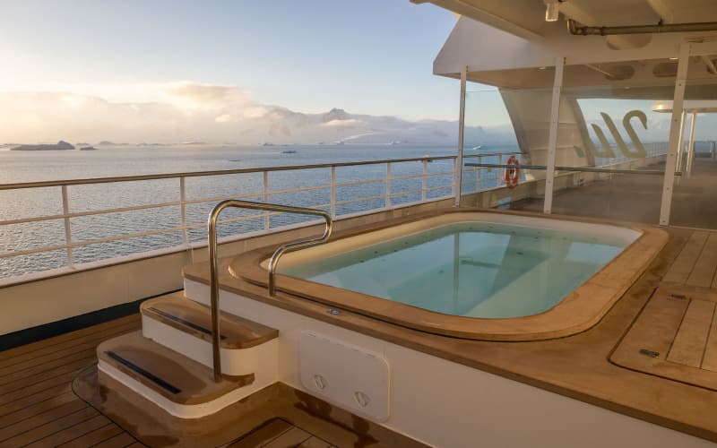 Джакузи на палубе Лайнера SH Vega